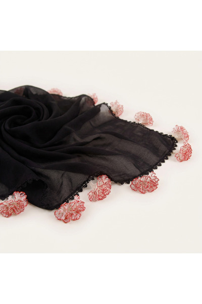 FunoonAlhiyakah A veil with a handmade needlework technique (Oya).