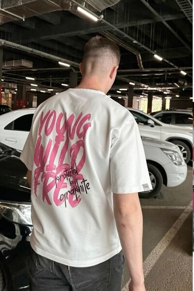 The Champ Clothing تي شيرت رجالي كبير الحجم مطبوع عليه Young Wild Free باللون...