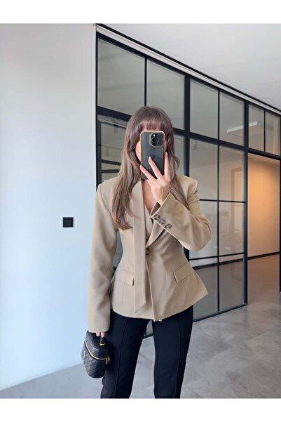 BB Bensu Buyruk BELDEN OTURTMALI FULARLI BLAZER CEKET CAMEL