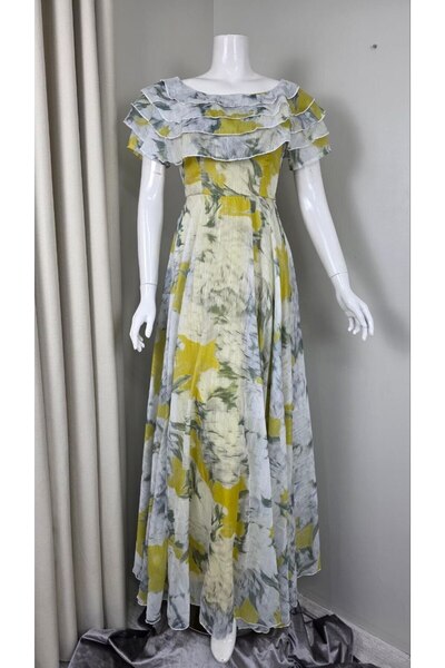 LEVAR A long dress with cheerful pink, yellow, and gray patterns that adds