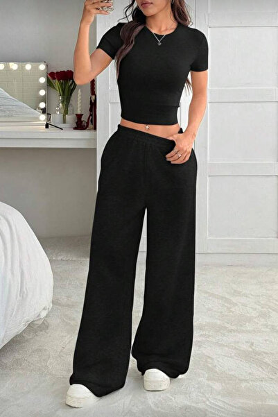 İlayda Toprak Μαύρη κοντομάνικη μπλούζα και φαρδιά φούτερ παντελόνια σετ 2 τε...