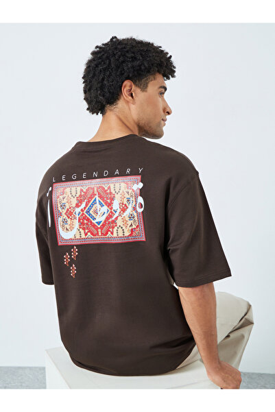 Styli تيشيرت رجالي بني اللون بنقشة نسيجية كبيرة الحجم