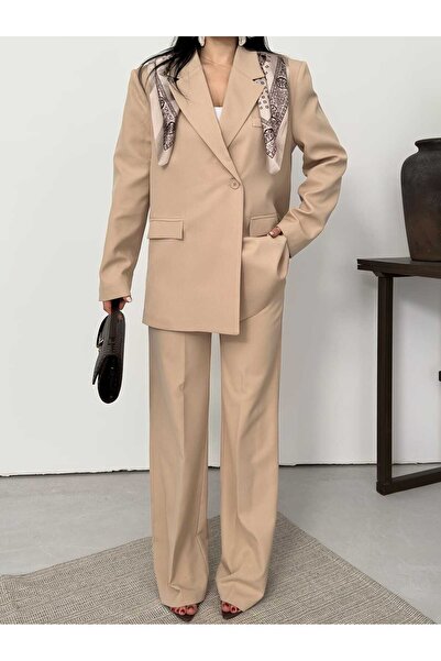 Moda İkra A Stylish Jacket-Pants Set with a Patterned Scarf on the Shoulders ...