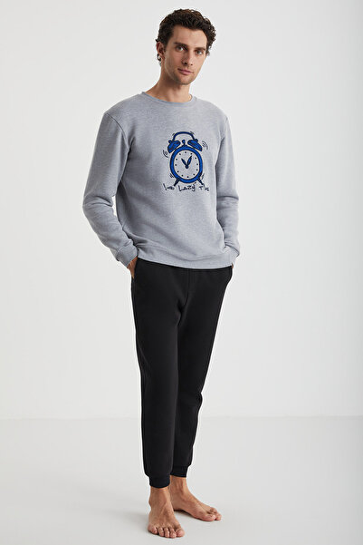 MODA سويت شيرت باللون الرمادي مطبوع عليه Time