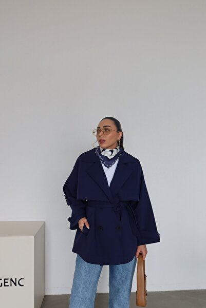 Özge Özgenç Kruvaze Yaka Parça Detaylı Trençkot