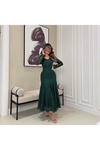 Model Leyna Elegant evening dress in luxurious green lace