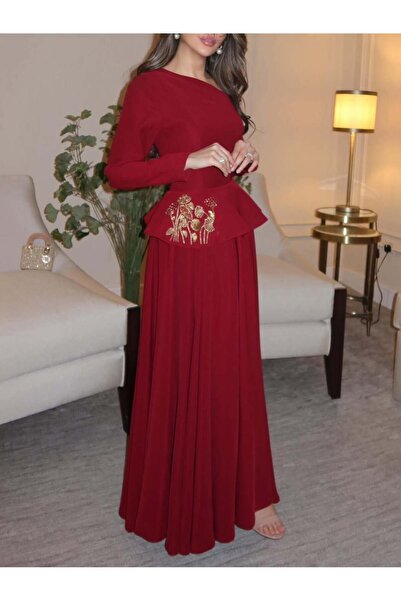Model Leyna Luxurious burgundy evening dress with a classic design