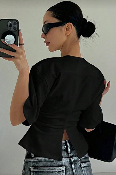 İlayda Toprak Κομψή μαύρη κοντομάνικη μπλούζα με σκίσιμο στην πλάτη και εφαρμ...