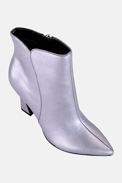 Nine West بوت نسائي متوسط ​​الحجم بسحاب للكاحل، فضي اللون