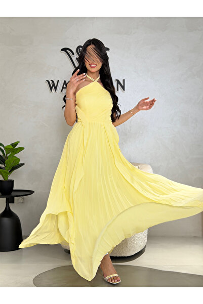 Warazan A chiffon evening dress with soft pleats and an elegant halter neck d...