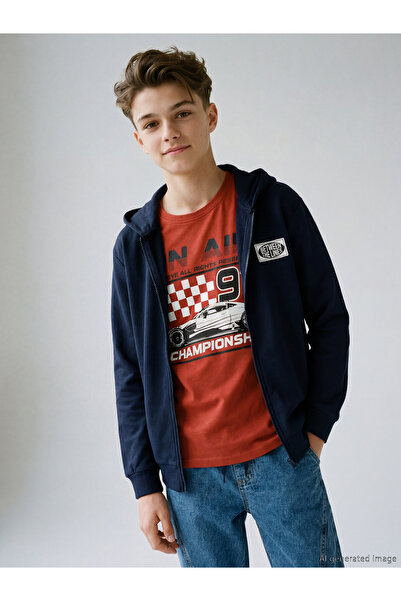 LC Waikiki سويت شيرت بقلنسوة للأولاد من فريزن ستور، مزود بسحّاب، من مجموعة سي...