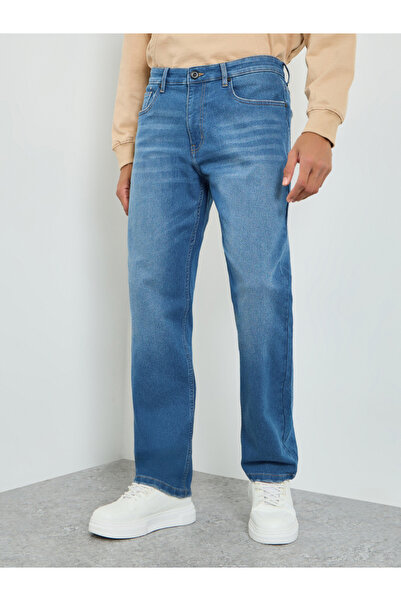 Styli Men Mid Rise Relaxed Fit Washed Jeans