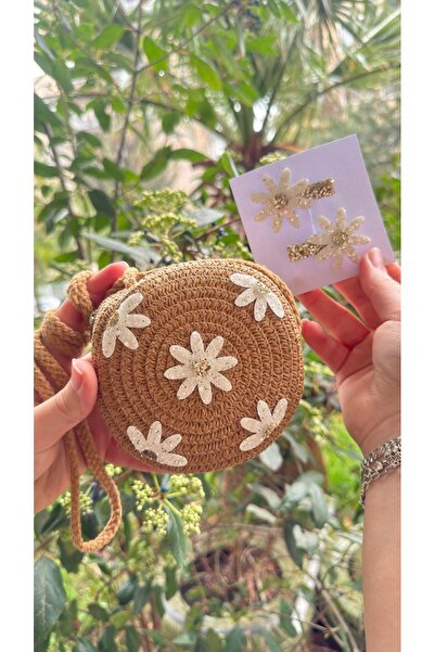 Toka Perisi حقيبة كتف ومشبك من القش باللون البيج على شكل زهرة الأقحوان للفتيا...