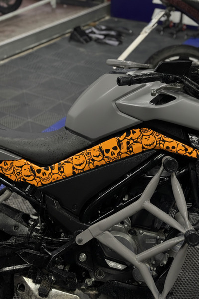 Banxtre CFMOTO NK250 için Turuncu Renk Yan Grenaj Kurukafa Desen Sticker Seti...