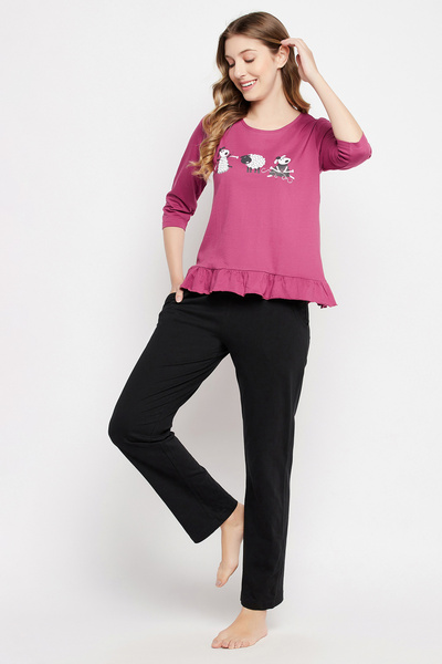 Clovia بلوزة مطبوعة برسومات باللون الموف، وبنطال بيجاما أساسي أنيق باللون الأ...