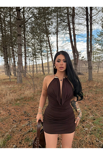 kırmızı butiks Καφέ φόρεμα με αξεσουάρ στον λαιμό