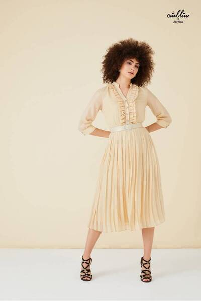 Stylish Stylish pleated midi dress in elegant beige with a stylish bodice and...