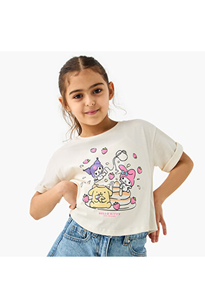 SANRIO تيشيرت مطبوع عليه صورة هيلو كيتي وأصدقائها بأكمام قصيرة