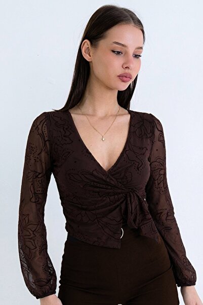 Trend Alaçatı Stili Kahverengi V Yaka Kruvaze Bağlamalı İçi Astarlı Dantel Bluz