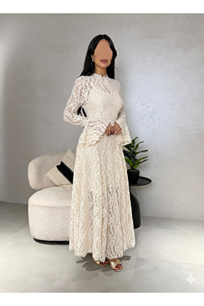 REVE A long white lace dress, with wide sleeves and an elegant and attractive...