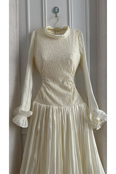 Model Leyna Classic pearl-colored evening dress