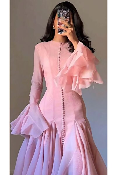 Prestige dresses Barbie's elegant dress