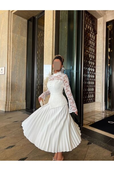 Viola2026 A luxurious white dress with an elegant, feminine design, featuring...