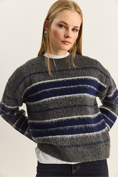 Bianco Lucci Women's Crew Neck Striped Basic Sweater 20251128