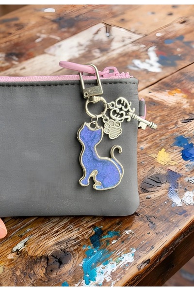 WhimsyWhite سلسلة مفاتيح مصنوعة يدويًا على شكل قطة باللون الأرجواني - حلية عل...