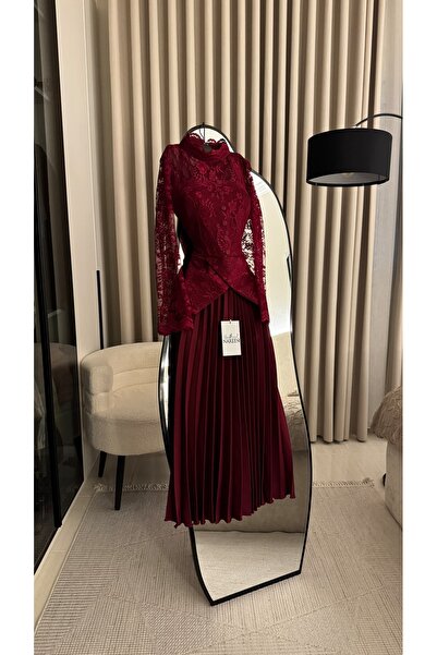 Nareen Fashion A sophisticated evening dress in a deep burgundy color, combin...