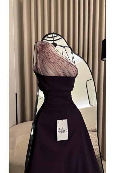 Nareen Fashion فستان سهرة أنيق باللون البرغندي الداكن، بتصميم عصري يبرز جمال القوام بأنوثة راقية