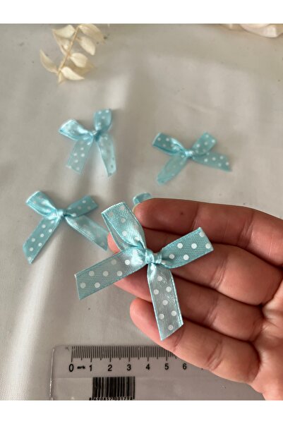 partici dükkanı فيونكة صغيرة جاهزة - فيونكة منقطة - خلفية زرقاء مع نقاط بيضاء...