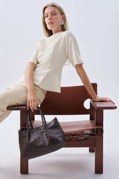 Mudo Short Sleeved Blouse with Sewing Details