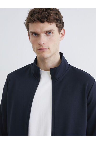 LC Waikiki سترة رياضية رجالية من plus-store مكونة من ياقة مرتفعة متوسطة الطول...