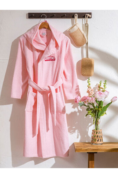 LC Waikiki رداء حمام نسائي مطرز من RMZ GİYİM FARKIYA بتصميم باربي