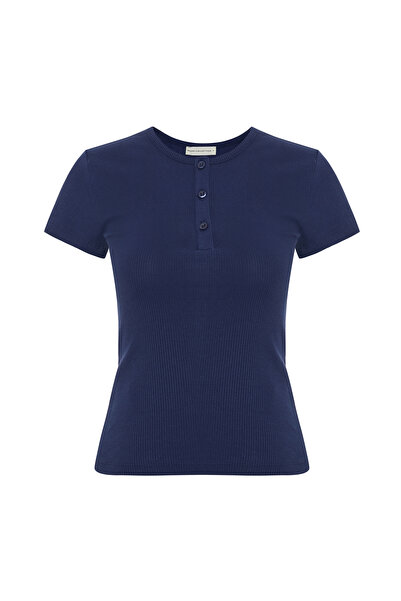 Mudo Buttoned Henley Collar Fitted T-Shirt