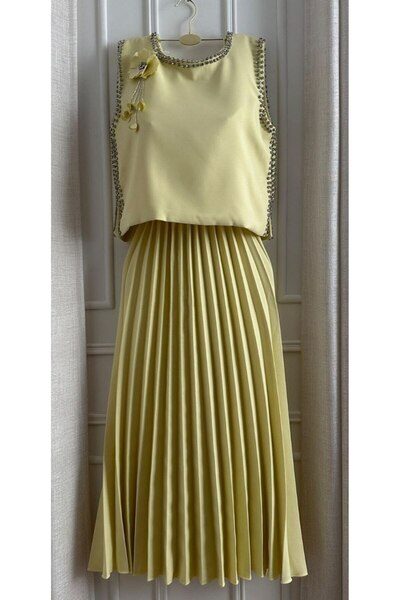 Dss This Barbie lemon-colored dress features a modern and elegant two-piece d...