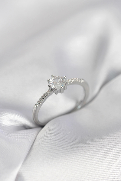 shopwave خاتم نسائي من حجر الزركون الفضي اللون بتصميم حجر واحد