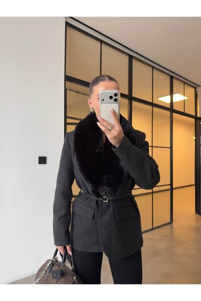 BB Bensu Buyruk Jachetă cu guler de blană și dungi