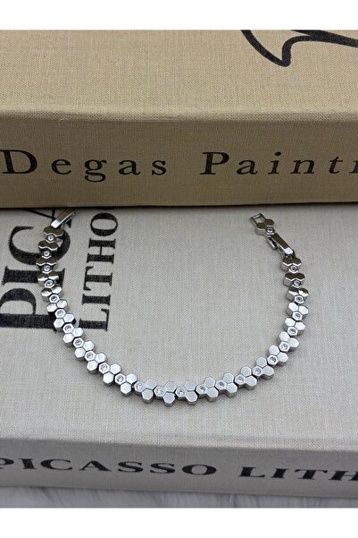 Hedef Bijuteri سوار فضي اللون بتفاصيل حجرية على شكل خلية نحل سداسية الشكل CM75