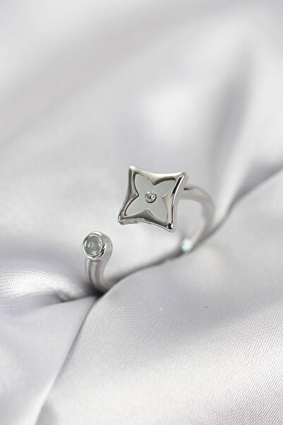 Inure Jewelry خاتم نسائي من حجر الزركون موديل كلوفر مربع الشكل باللون الفضي