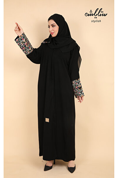Stylish Stylish Royale abaya in black with embroidery on the sleeve