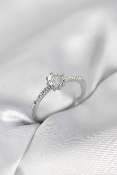 Inure Jewelry خاتم نسائي من حجر الزركون الفضي اللون بتصميم حجر واحد