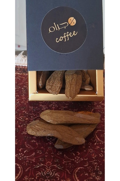 Halfe The precision of the Moroccan oud