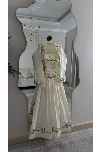 Special-DIARA Shine with a look full of femininity and beauty with this white...