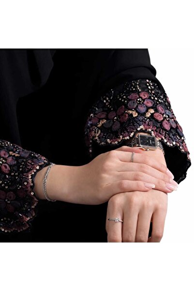 Lamsa عباية سارة _عباية سوداء عملية ومريحة مع تطريز الاكمام ملفت وانيق