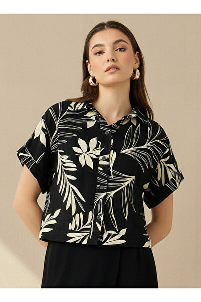 FAV قميص بقصة قصيرة بنقشة أوراق الشجر