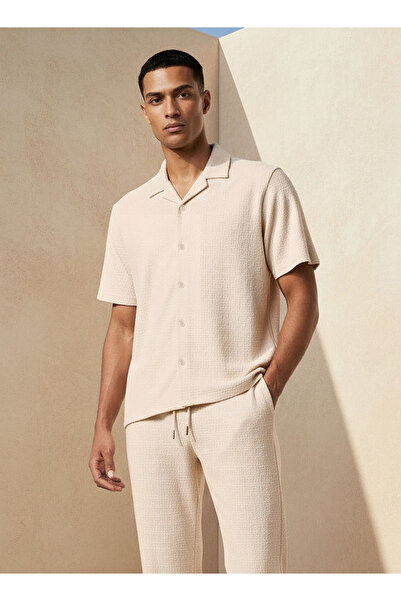 Iconic قميص رجالي بقصة عادية وياقة ذو ملمس بارز