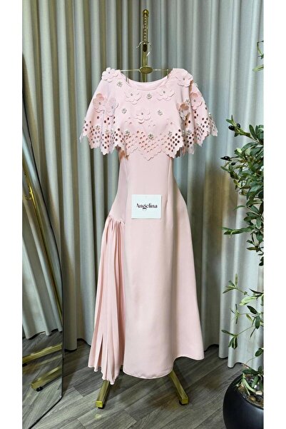 Angelinaa Bruin's dress