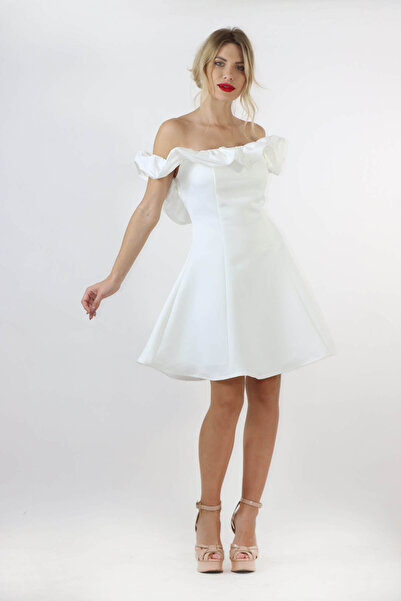 2TRENDY short white dress with an off-the-shoulder neck